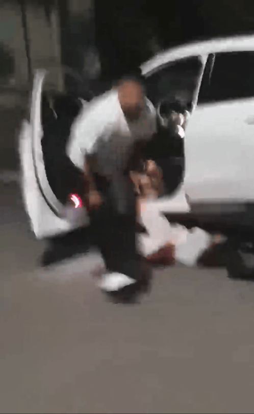 一男子凌晨聽到兩聲呼救，循聲發(fā)現(xiàn)一女子在奔馳車外被白衣男勒昏！受害者：是受朋友之托借錢給白衣男，凌晨被騙至偏僻處遭非禮！:西鳳酒
