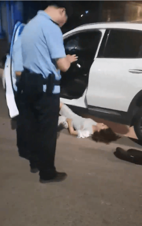 一男子凌晨聽(tīng)到兩聲呼救<strong></p>
<p>西鳳酒
</strong>，循聲發(fā)現(xiàn)一女子在奔馳車外被白衣男勒昏！受害者：是受朋友之托借錢(qián)給白衣男，凌晨被騙至偏僻處遭非禮！:西鳳酒
