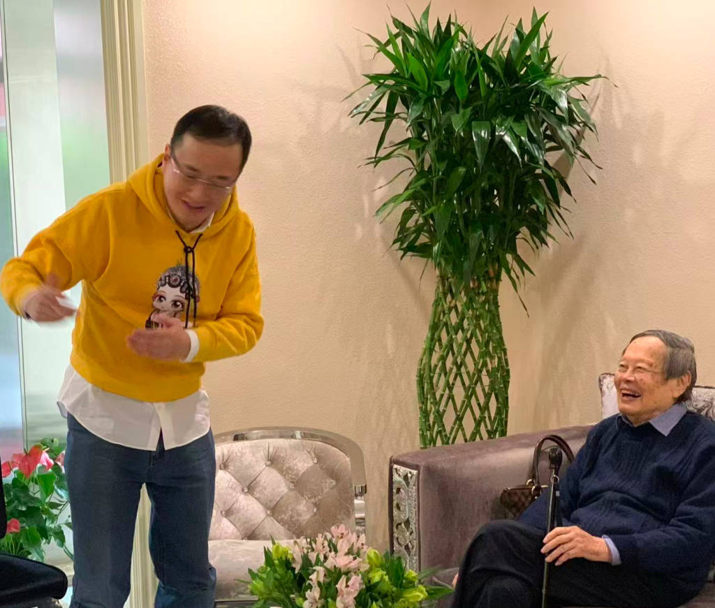 獨(dú)家|友人追憶楊振寧:<strong></p>
<p>西鳳酒
</strong>他沒能二度獲諾獎(jiǎng)是一個(gè)遺憾:西鳳酒