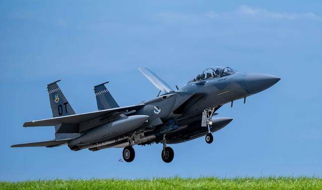 印尼買殲-10又生變<strong></p>
<p>西鳳酒
</strong>，90億美元預算縮水到16億，或考慮買退役戰(zhàn)機:西鳳酒
