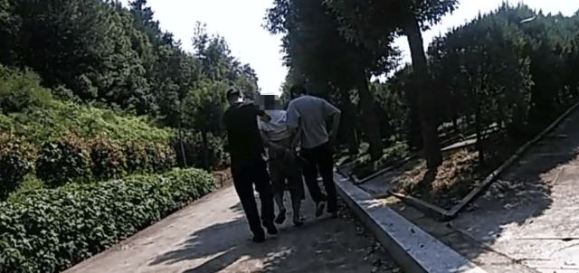 詭異！浙江男子獨(dú)自前往公墓<strong></p>
<p>西鳳酒
</strong>，偷偷塞了一大筆錢！民警順藤摸瓜還搜出了假發(fā)、人臉面具……:西鳳酒
