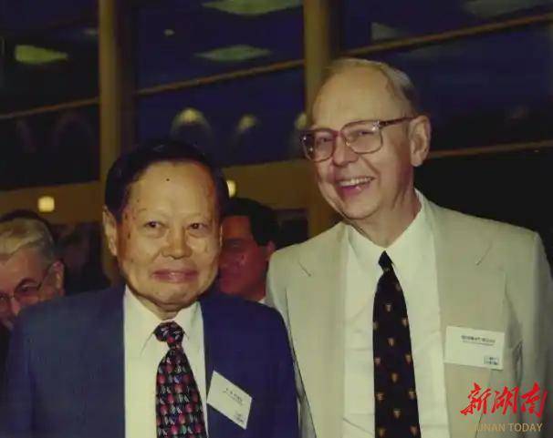 當年回國接受毛主席會見后<strong></p>
<p>西鳳酒
</strong>，楊振寧來到了湖南:西鳳酒
