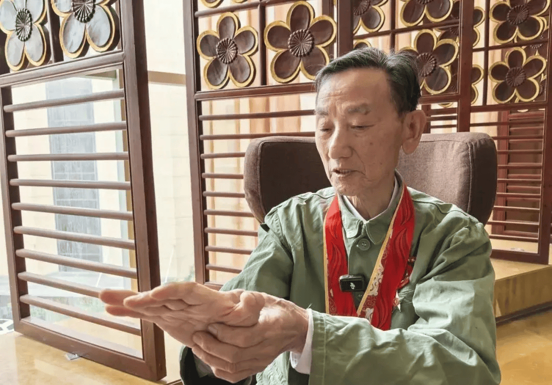 “老先生<strong></p>
<p>西鳳酒
</strong>，您把項鏈取下來再做CT”“你看是不是彈片”:西鳳酒
