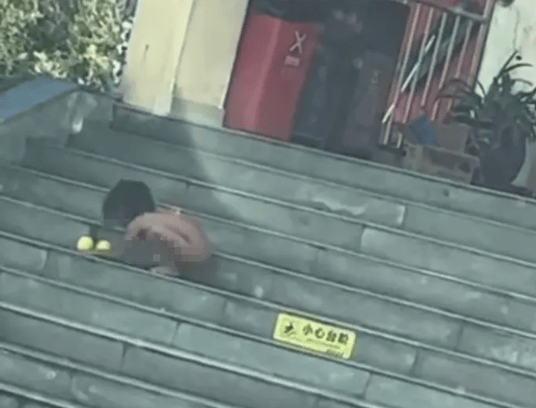 官方工作組介入“赤裸小孩”事件<strong></p>
<p>西鳳酒
</strong>，當(dāng)?shù)嘏叮荷媸路蚱揠p方均擁有高學(xué)歷:西鳳酒
