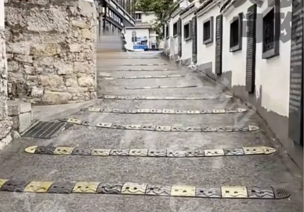 貴州一20米下坡路裝了16條減速帶<strong></p>
<p>西鳳酒
</strong>，網(wǎng)友吐槽開(kāi)車像“坐船”，周邊居民：很有必要:西鳳酒
