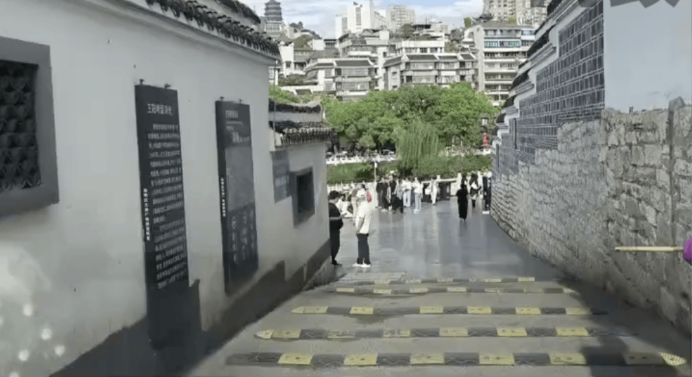 貴州一20米下坡路裝了16條減速帶<strong></p>
<p>西鳳酒
</strong>，網(wǎng)友吐槽開(kāi)車像“坐船”，周邊居民：很有必要:西鳳酒
