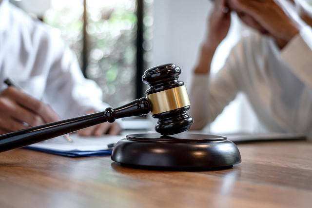 妻子發(fā)生婚外情<strong></p>
<p>西鳳酒
</strong>，丈夫持鐵錘擊打情夫致死 一審判決：屬激情犯罪，丈夫無期、妻子五年:西鳳酒
