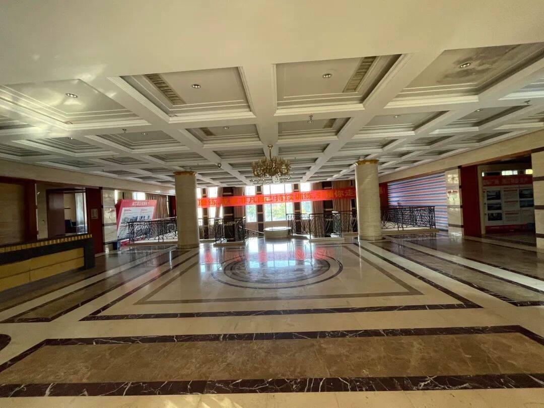 3256平米別墅288萬(wàn)起拍<strong></p>
<p>西鳳酒
</strong>，單價(jià)不到900元，內(nèi)景配置曝光，目前0人報(bào)名；拍賣商回應(yīng)：在開(kāi)發(fā)商名下，想通過(guò)拍賣吸引更多人參與:西鳳酒
