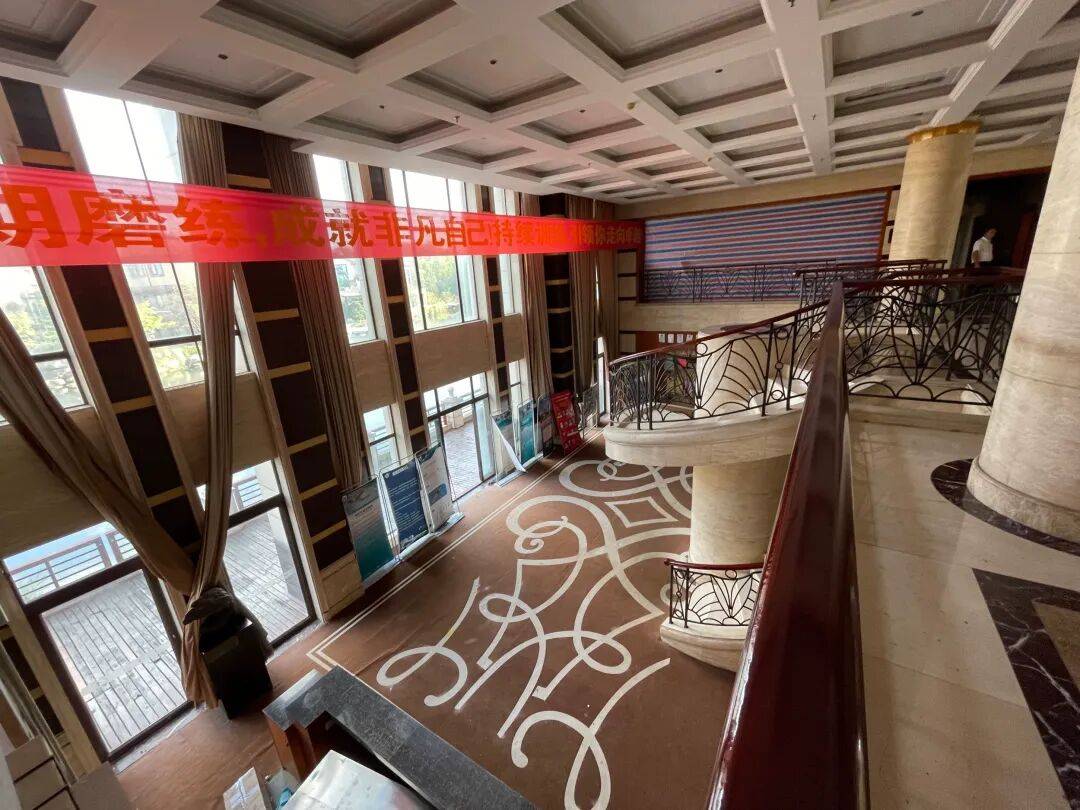 3256平米別墅288萬(wàn)起拍<strong></p>
<p>西鳳酒
</strong>，單價(jià)不到900元，內(nèi)景配置曝光，目前0人報(bào)名；拍賣商回應(yīng)：在開(kāi)發(fā)商名下，想通過(guò)拍賣吸引更多人參與:西鳳酒
