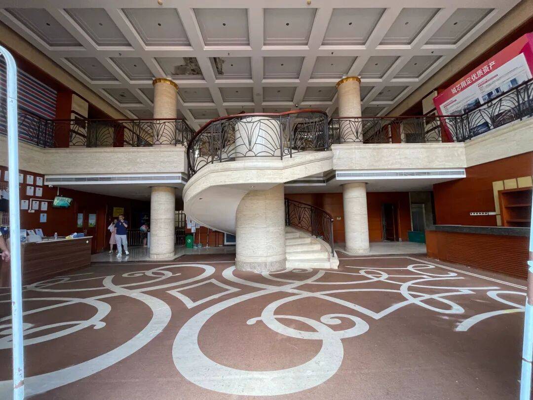 3256平米別墅288萬(wàn)起拍<strong></p>
<p>西鳳酒
</strong>，單價(jià)不到900元，內(nèi)景配置曝光，目前0人報(bào)名；拍賣商回應(yīng)：在開(kāi)發(fā)商名下，想通過(guò)拍賣吸引更多人參與:西鳳酒
