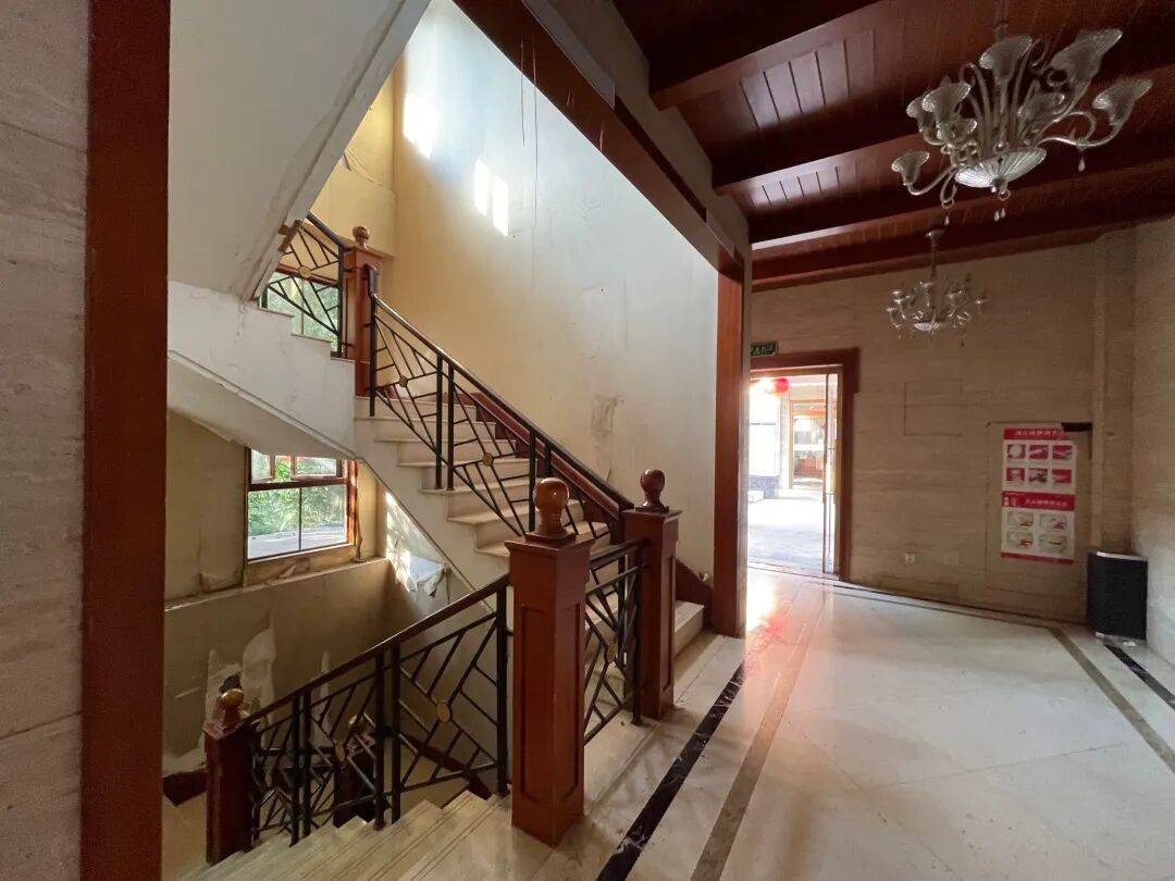 3256平米別墅288萬(wàn)起拍<strong></p>
<p>西鳳酒
</strong>，單價(jià)不到900元，內(nèi)景配置曝光，目前0人報(bào)名；拍賣商回應(yīng)：在開(kāi)發(fā)商名下，想通過(guò)拍賣吸引更多人參與:西鳳酒
