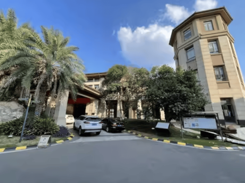 3256平米別墅288萬(wàn)起拍<strong></p>
<p>西鳳酒
</strong>，單價(jià)不到900元，內(nèi)景配置曝光，目前0人報(bào)名；拍賣商回應(yīng)：在開(kāi)發(fā)商名下，想通過(guò)拍賣吸引更多人參與:西鳳酒
