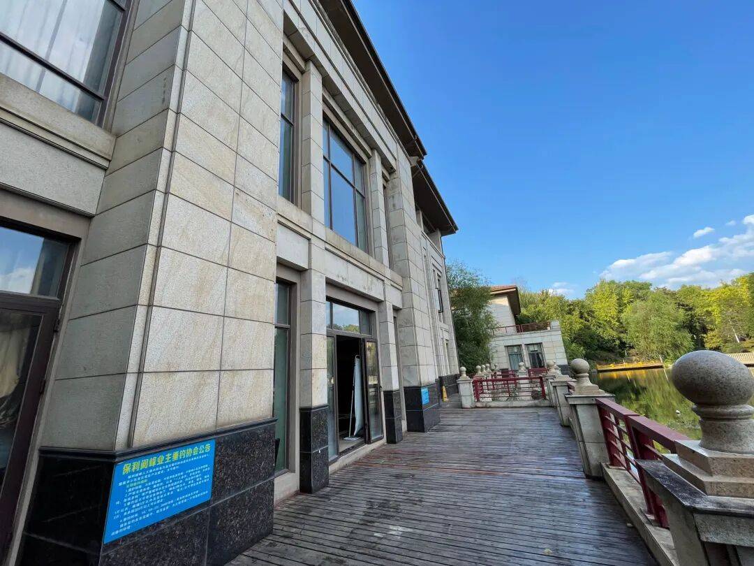 3256平米別墅288萬(wàn)起拍<strong></p>
<p>西鳳酒
</strong>，單價(jià)不到900元，內(nèi)景配置曝光，目前0人報(bào)名；拍賣商回應(yīng)：在開(kāi)發(fā)商名下，想通過(guò)拍賣吸引更多人參與:西鳳酒
