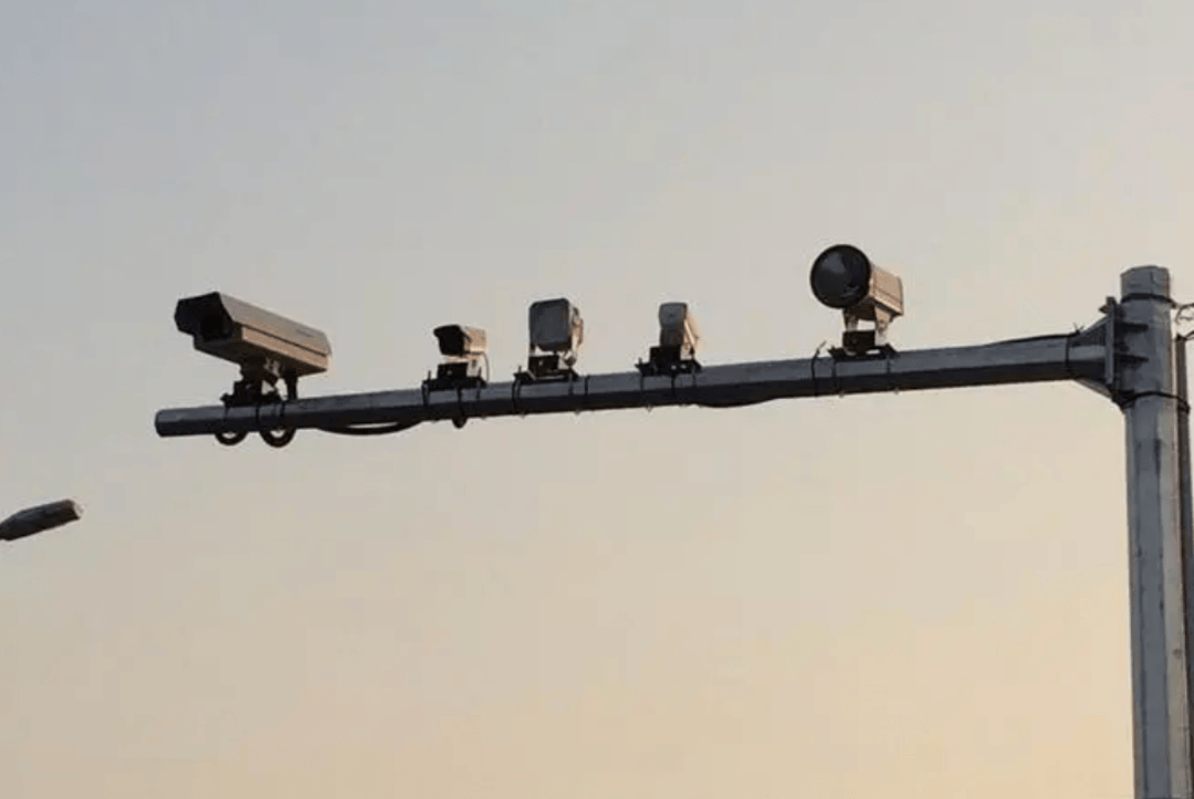 重慶一地交通標志設置不合理致5814次“被違章” 當?shù)鼐剑褐匦略O置標志:西鳳酒