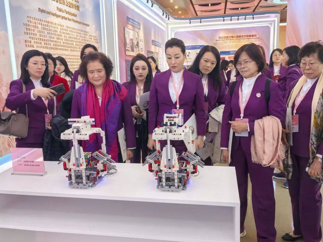香港福建婦女協(xié)會(huì)代表團(tuán)參觀“數(shù)智賦能婦女和女童成果展”:西鳳酒