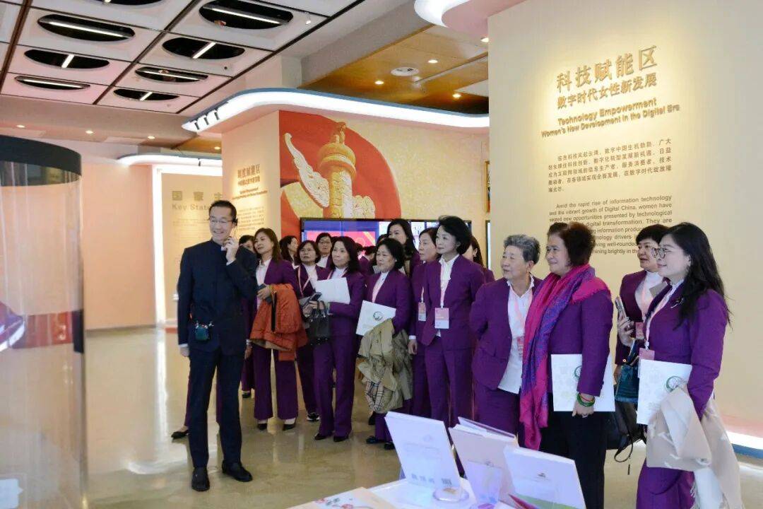 香港福建婦女協(xié)會(huì)代表團(tuán)參觀“數(shù)智賦能婦女和女童成果展”:西鳳酒