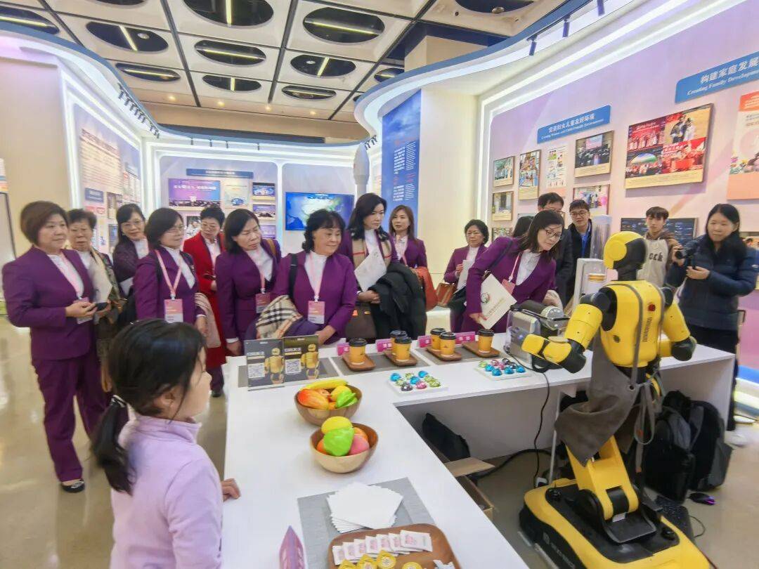 香港福建婦女協(xié)會(huì)代表團(tuán)參觀“數(shù)智賦能婦女和女童成果展”:西鳳酒