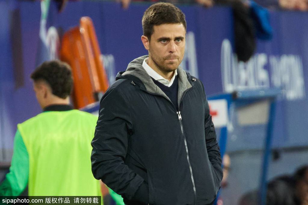 VAR爭議引發(fā)的怒火：河南隊(duì)越位判罰成焦點(diǎn)，亞泰主帥蘇亞雷斯被黃牌警告:西鳳酒
