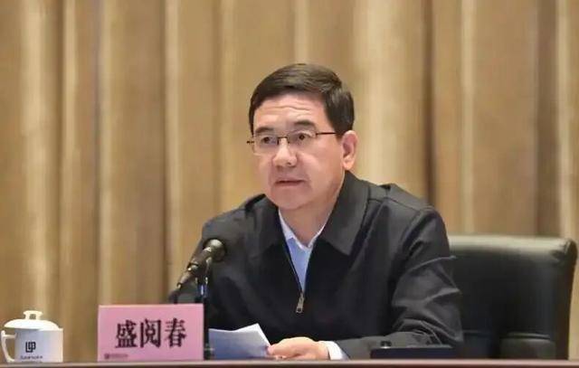 盛閱春看望老同志:西鳳酒
