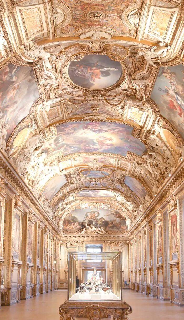 法國盧浮宮多件藏品被盜最新消息：一件文物在博物館外被發(fā)現(xiàn)時已損毀<strong></p>
<p>西鳳酒
</strong>，疑為歐仁妮皇后的皇冠:西鳳酒
