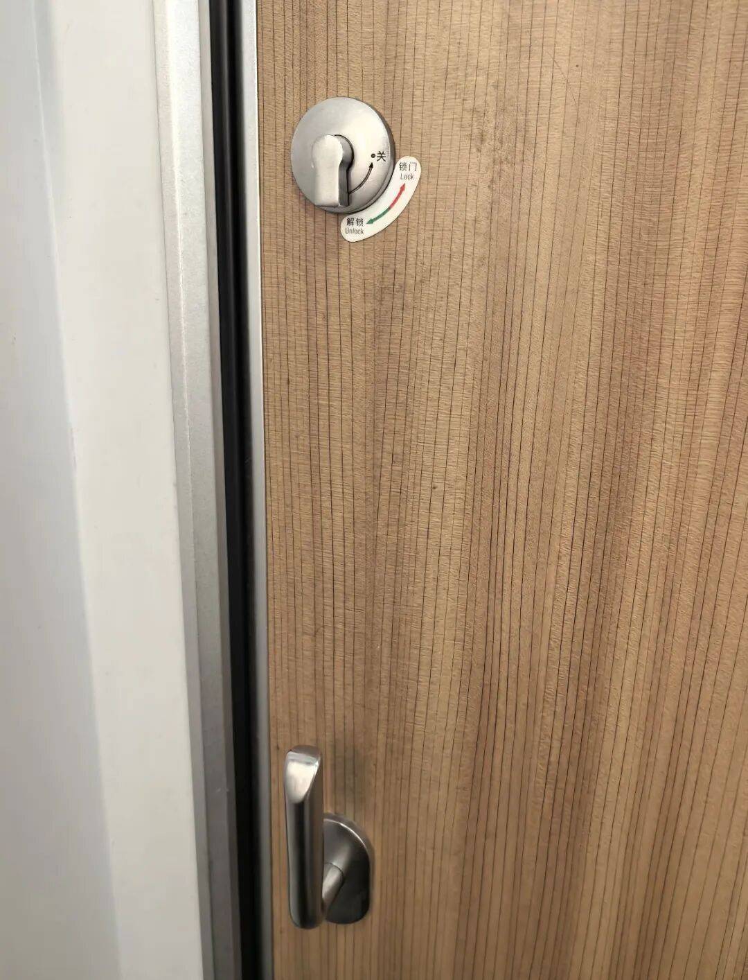 乘客被困高鐵廁所10分鐘<strong></p>
<p>西鳳酒
</strong>，“連續(xù)敲門吸引他人注意后脫困”！12306回應:西鳳酒
