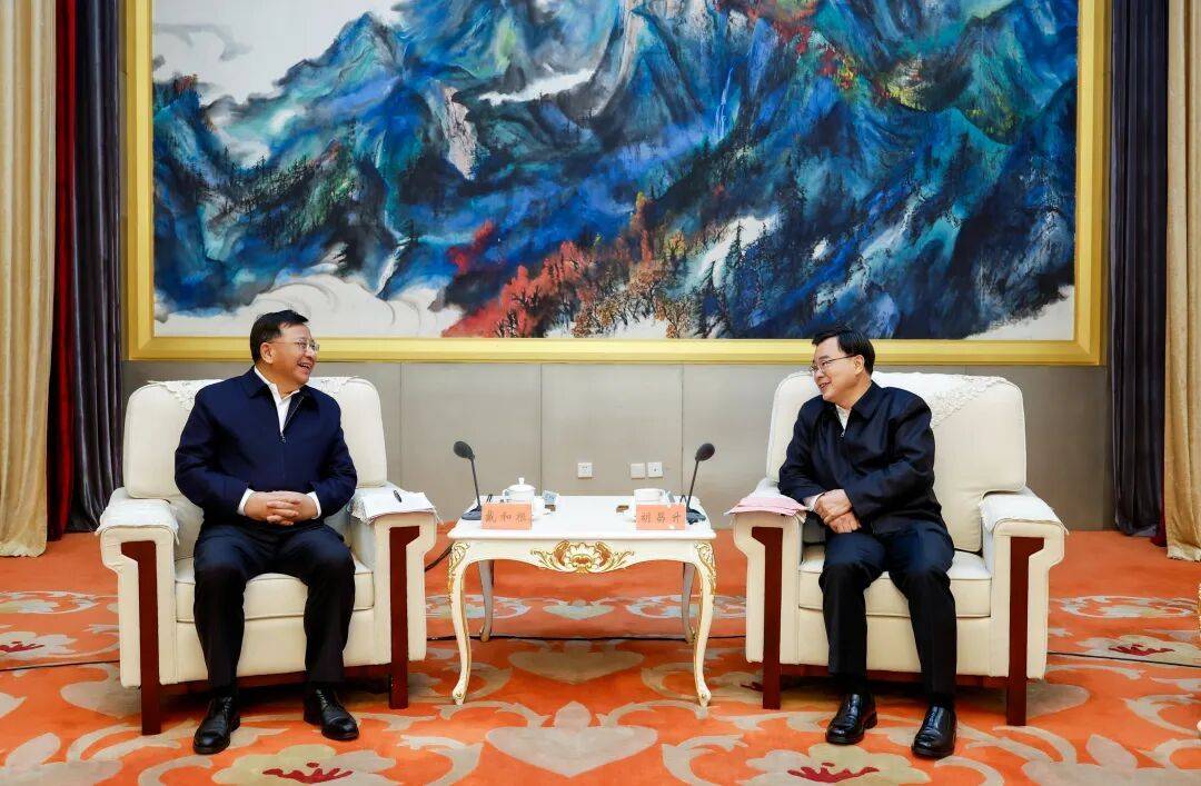 戴和根與甘肅省委書記、省人大常委會主任胡昌升舉行會談:西鳳酒
