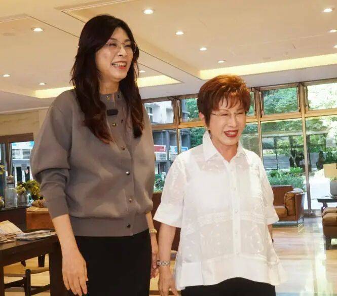 與鄭麗文交流<strong></p>
<p>西鳳酒
</strong>，中國(guó)人的志氣、骨氣、底氣:西鳳酒
