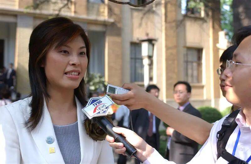 與鄭麗文交流<strong></p>
<p>西鳳酒
</strong>，中國(guó)人的志氣、骨氣、底氣:西鳳酒
